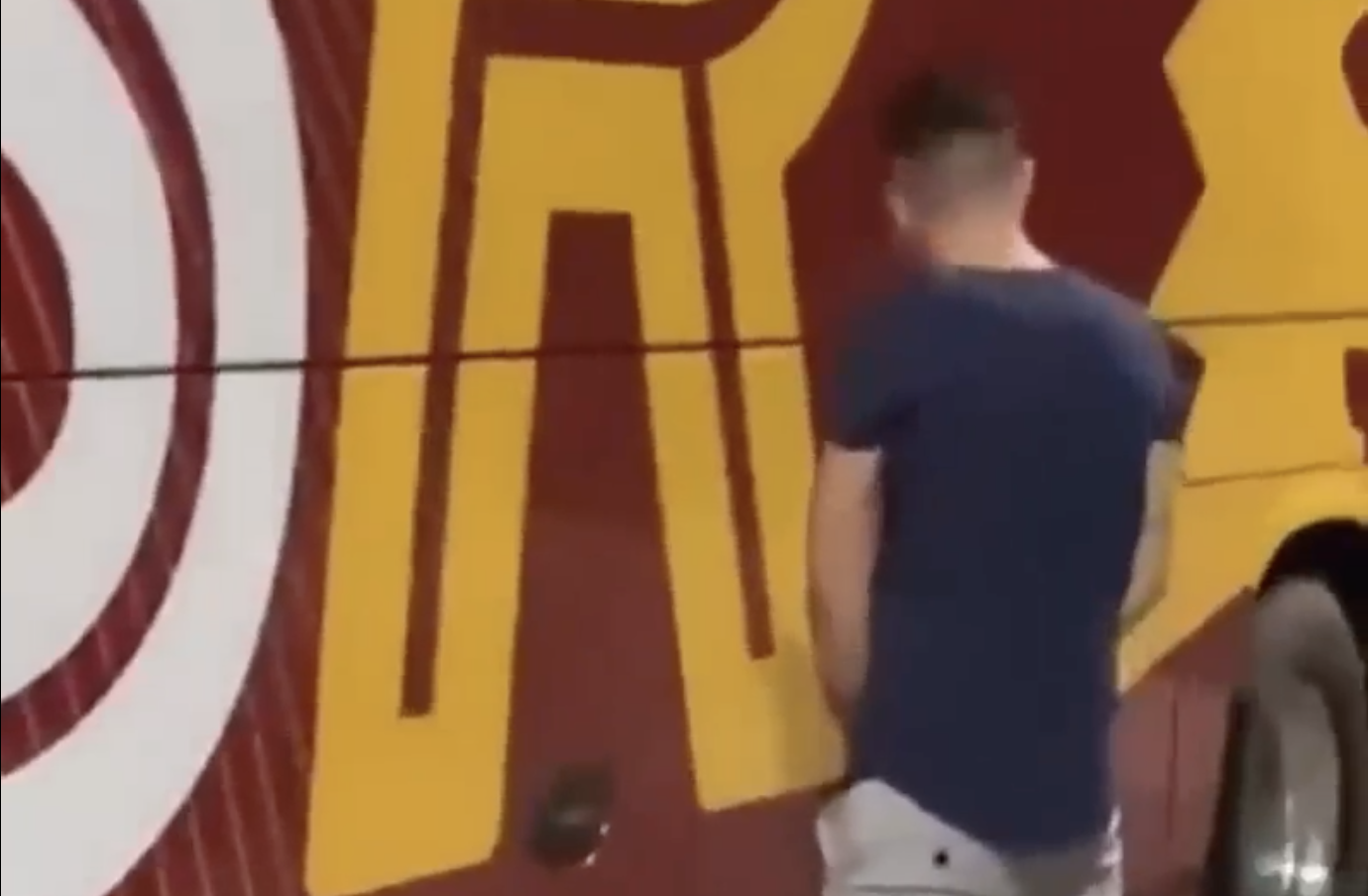 VIDEO – Roma-Feyenoord, l'”insulto” al pulmino giallorosso